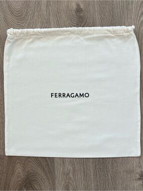 Ferragamo dust bag (C369)